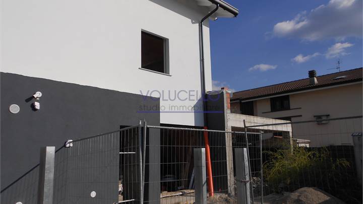 LAZZATE: VILLA BIFAMILIARE in classe A4