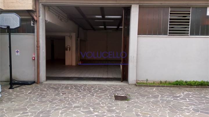 CANTU' vendiamo CAPANNONE con ufficio e piazzale