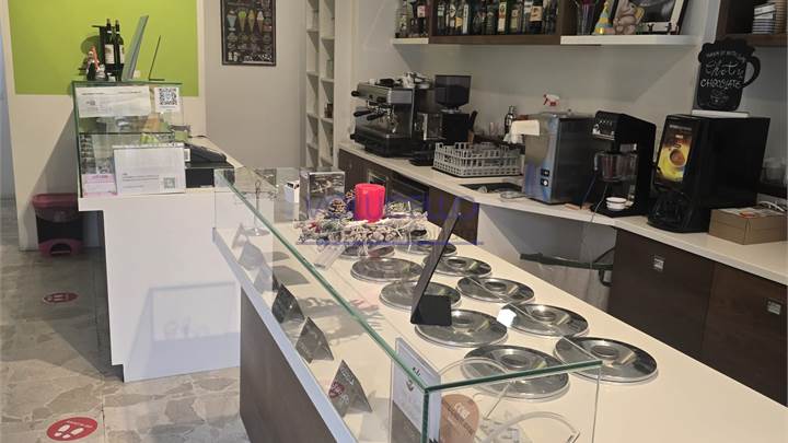 CARUGO attività GELATERIA/BAR/CAFFETTERIA