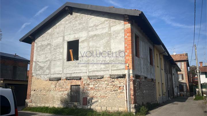 BREGNANO vendo RUSTICO da ultimare