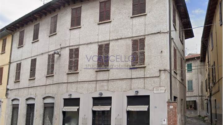 CANTU' vendiamo BILOCALE al piano secondo da ristrutturare