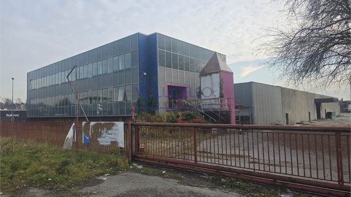 NOVEDRATE fronte Novedratese vendiamo CAPANNONE di 5.700 Mq