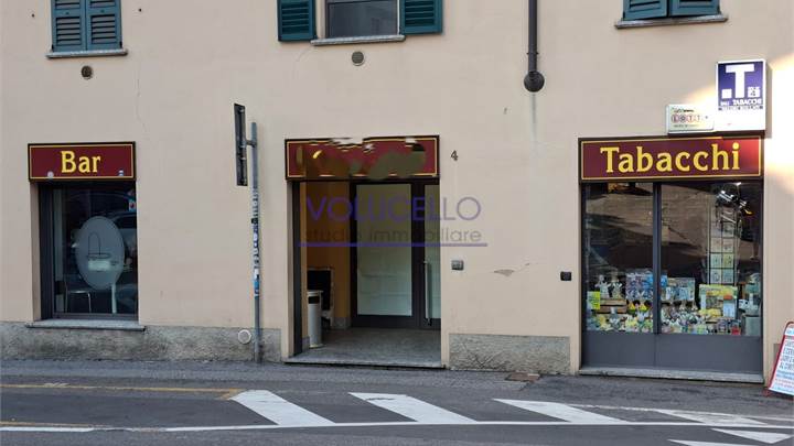 CANTU' affittiamo NEGOZIO/UFFICIO al piano terra