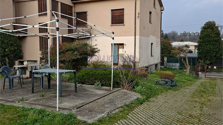 CARIMATE vendiamo CASA SINGOLA con ampio terreno