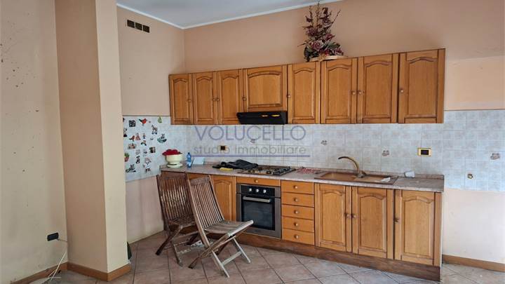 ERBA vendiamo ampio TRILOCALE con box e cantina