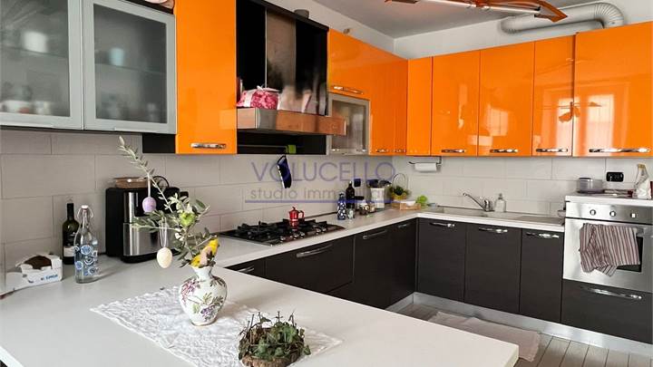 CARIMATE fraz. MONTESOLARO vendiamo BILOCALE