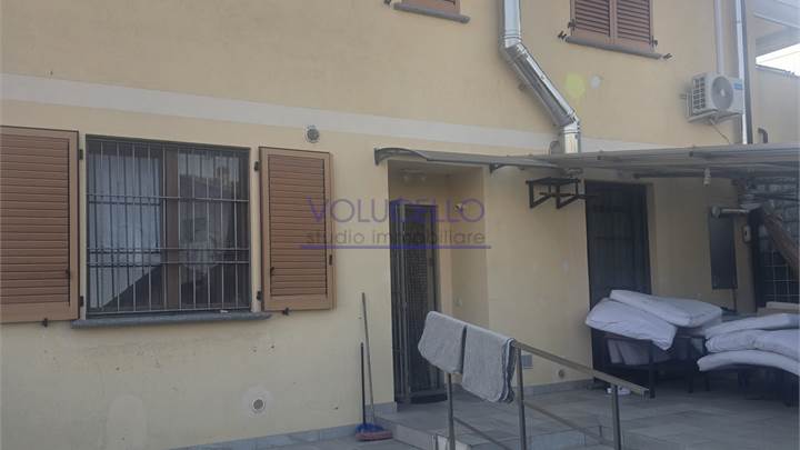NOVEDRATE affittiamo TRILOCALE arredato in casa bifamiliare