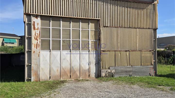 FIGINO SERENZA vendiamo CAPANNONE con ampia area esterna