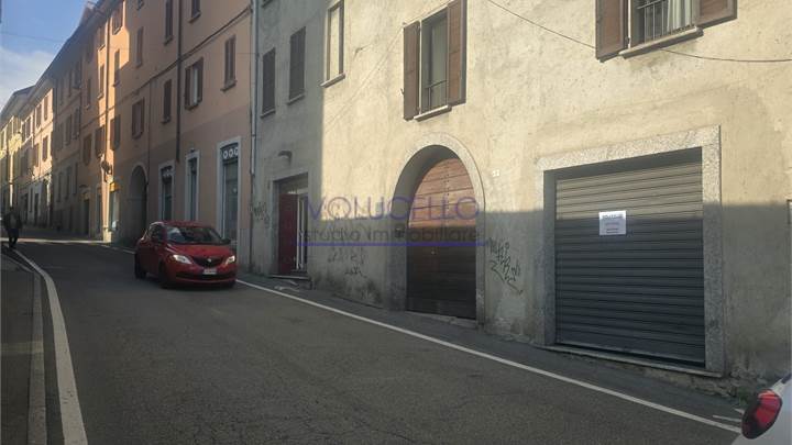 CANTU' affittiamo NEGOZIO/UFFICIO su strada di forte passaggio