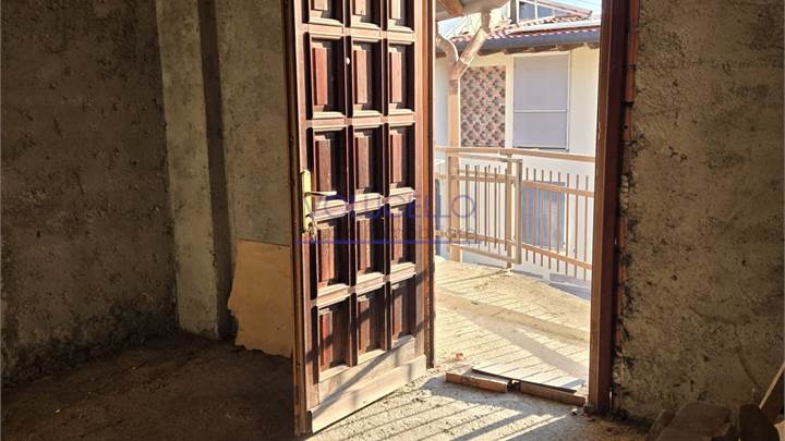 BRENNA vendiamo MONOLOCALE al rustico con BOX