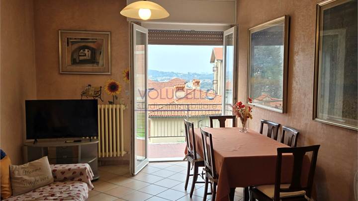 CANTU' centro vendiamo TRILOCALE con terrazzo
