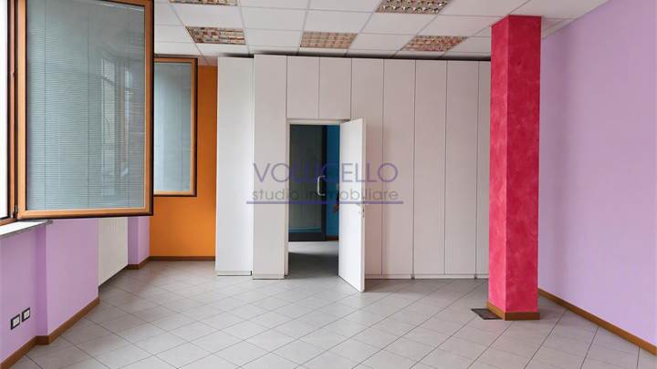 CANTU' affittiamo UFFICIO al piano terra