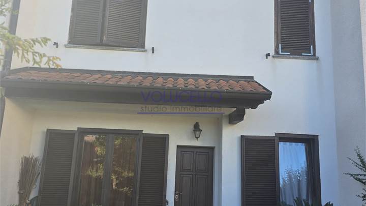 FIGINO SERENZA vendiamo VILLETTA A SCHIERA
